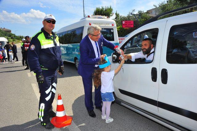 Çeşmeli minikler, trafiği durdurup şoför amcalarına çiçek verdi