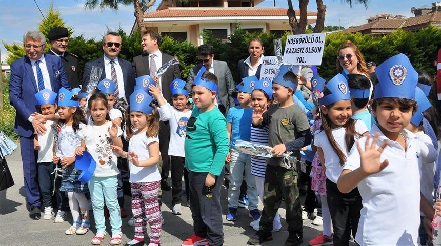 Çeşmeli minikler, trafiği durdurup şoför amcalarına çiçek verdi