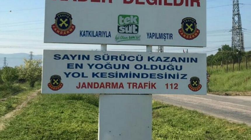 Jandarmadan trafik kazaları i&ccedil;in uyarı tabelası