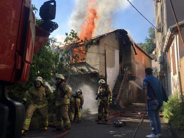 Beyoğlu’nda iki katlı binada korkutan yangın