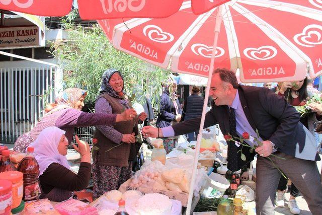 Başkan Öndeş’ten Annelere çiçek