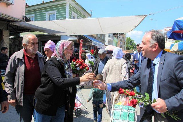 Başkan Öndeş’ten Annelere çiçek