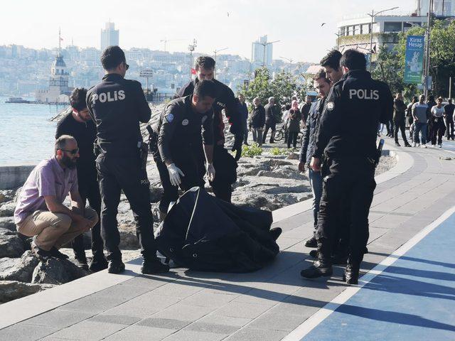 Üsküdar'da sahilde kayaların arasına sıkışmış bir erkek cesedi bulundu