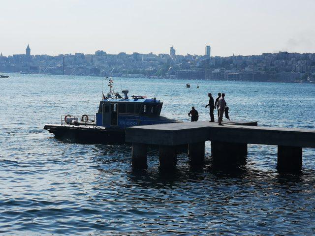 Üsküdar'da sahilde kayaların arasına sıkışmış bir erkek cesedi bulundu