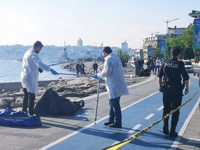 Üsküdar'da sahilde kayaların arasına sıkışmış bir erkek cesedi bulundu