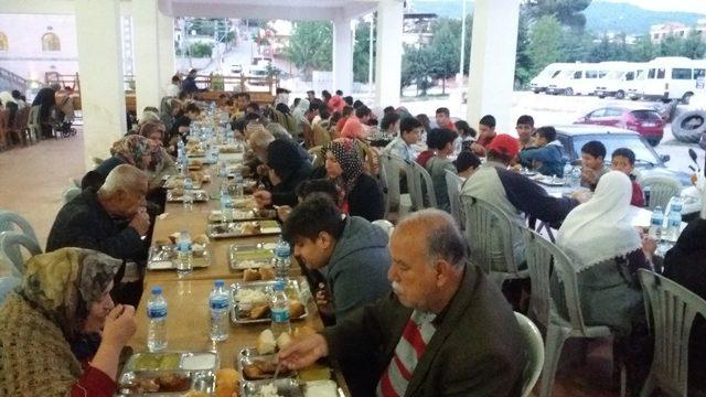 Kaymakam Yüce ve Başkan Sayın vatandaşlara iftar yemeği dağıttı