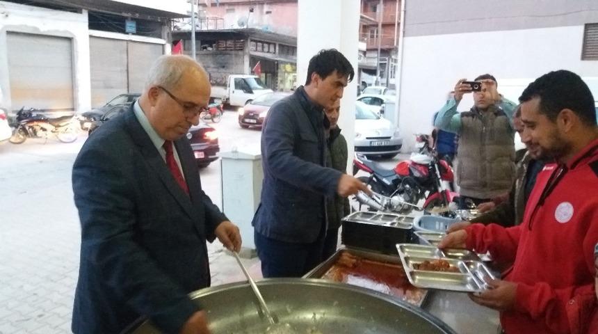 Kaymakam Y&uuml;ce ve Başkan Sayın vatandaşlara iftar yemeği dağıttı