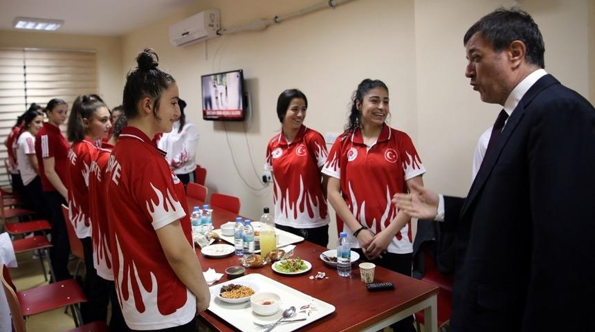 Rekt&ouml;r Ayrancı iftarda milli sporcularla bir araya geldi