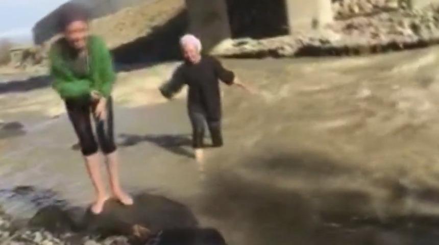 Bing&ouml;l'de dere kenarında şakalaşan 2 gen&ccedil; kız akıntıya kapılarak boğuldu &nbsp;(2) - Yeniden