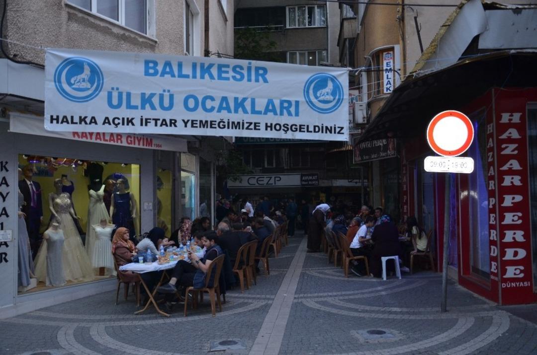 Balıkesir &Uuml;lk&uuml; Ocaklarından sokak iftarı