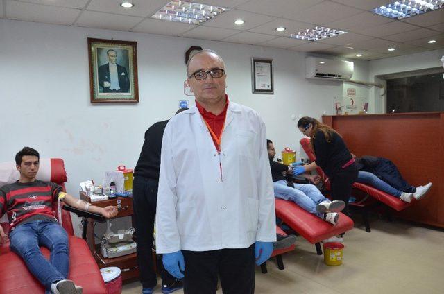 Suriyelilerden Kızılay’a kan bağışı