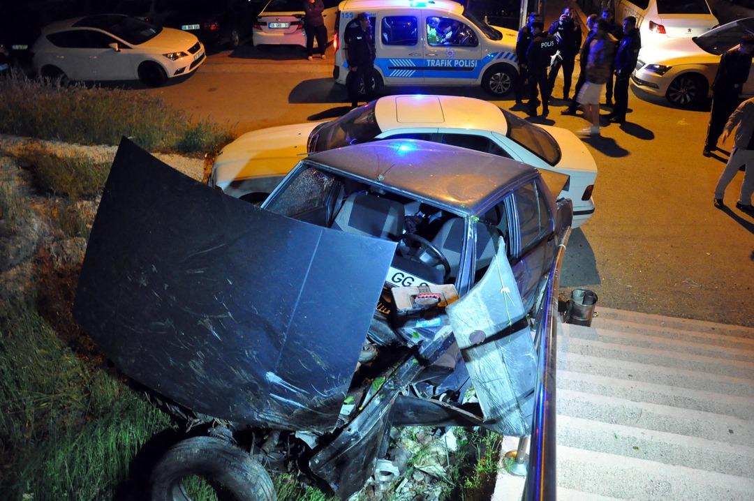 Freni boşalan otomobil merdivenlerden u&ccedil;tu