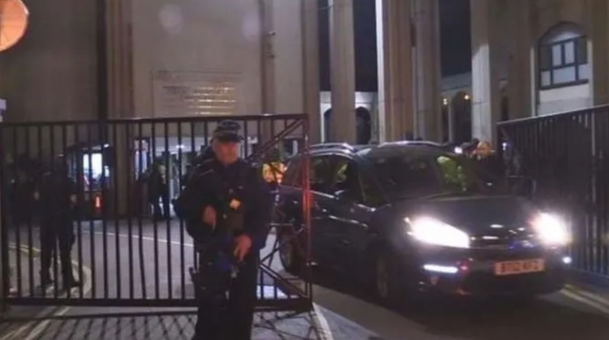 Londra'da silahlı bir kişi camiye girmeye çalıştı