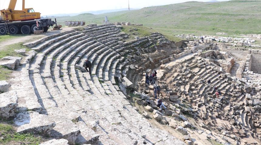Laodikya'nın 2 bin 200 yıllık tiyatrosu kapılarını ziyaret&ccedil;ilere a&ccedil;acak