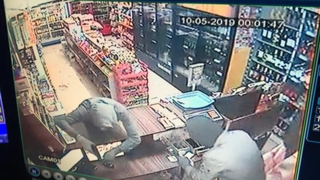 İzmir'de korku dolu anlar! Silahlarla i&ccedil;eri girip...