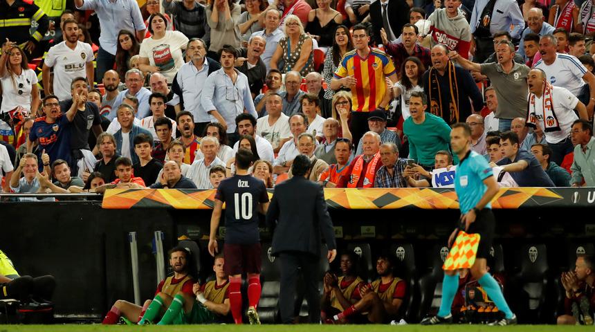 Mesut &Ouml;zil&rsquo;in İspanyol taraftarlara yaptığı 'sus' işareti ma&ccedil;a damga vurdu