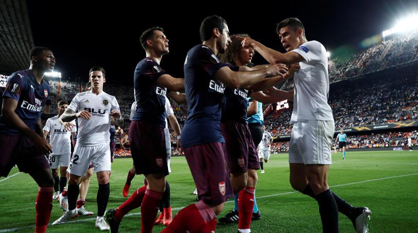 Valencia - Arsenal ma&ccedil;ının bitiş d&uuml;d&uuml;ğ&uuml;yle saha karıştı!
