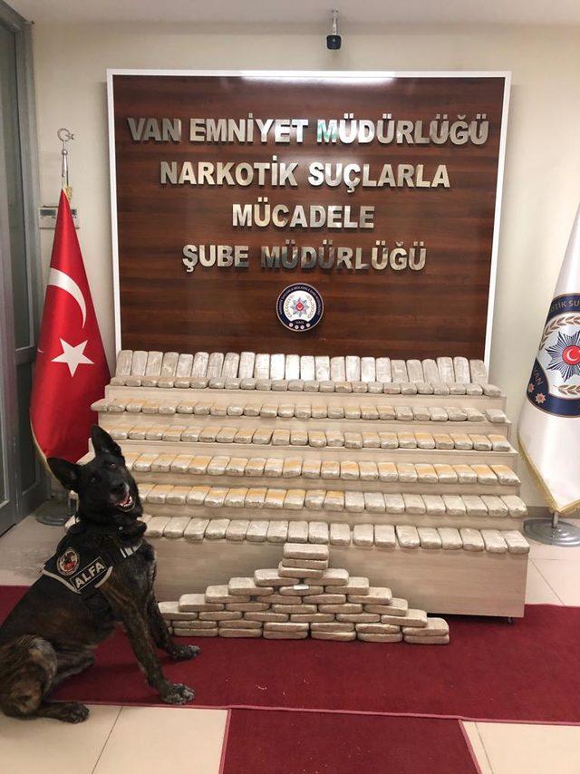 Minibüsteki çantaların içinde 103 kilo eroin ele geçirildi