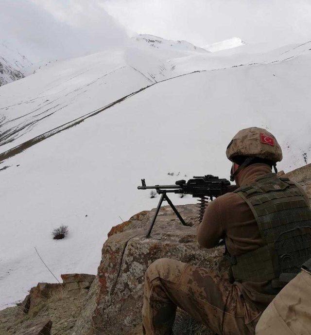 Van'da PKK'lı teröristlere ait yaşam malzemeleri ele geçirildi