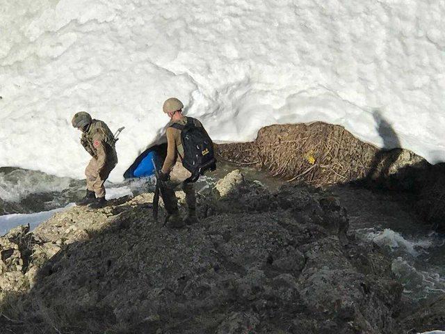 Van'da PKK'lı teröristlere ait yaşam malzemeleri ele geçirildi