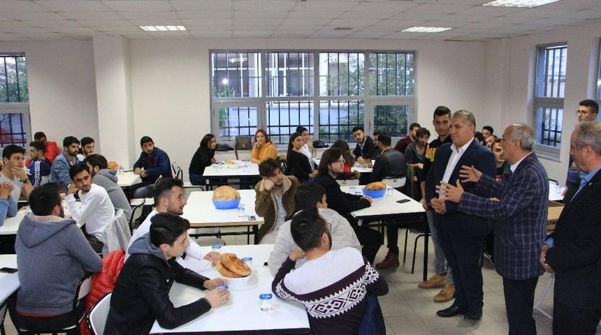 Yenişehir Belediye Başkanı Davut Aydın iftarını &ouml;ğrencilerle a&ccedil;tı