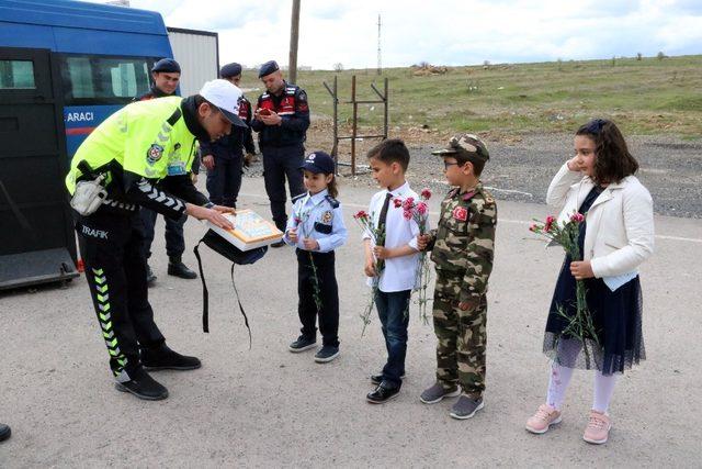 Minik öğrencilerden trafik ekiplerine sürpriz ziyaret