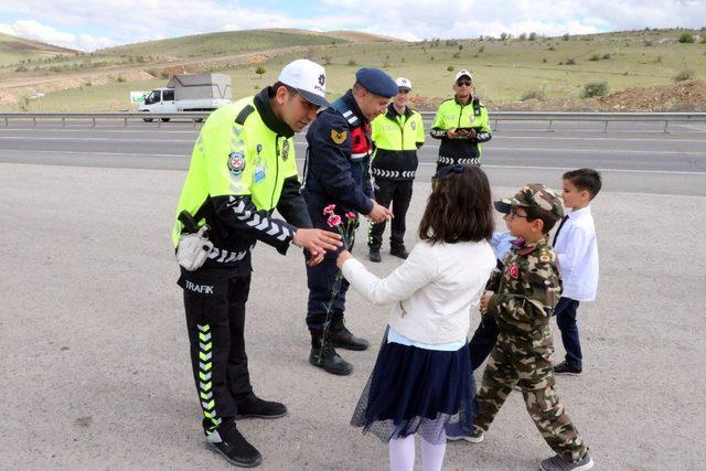 Minik öğrencilerden trafik ekiplerine sürpriz ziyaret