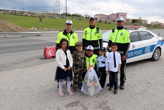 Minik öğrencilerden trafik ekiplerine sürpriz ziyaret