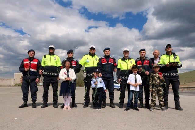 Minik öğrencilerden trafik ekiplerine sürpriz ziyaret