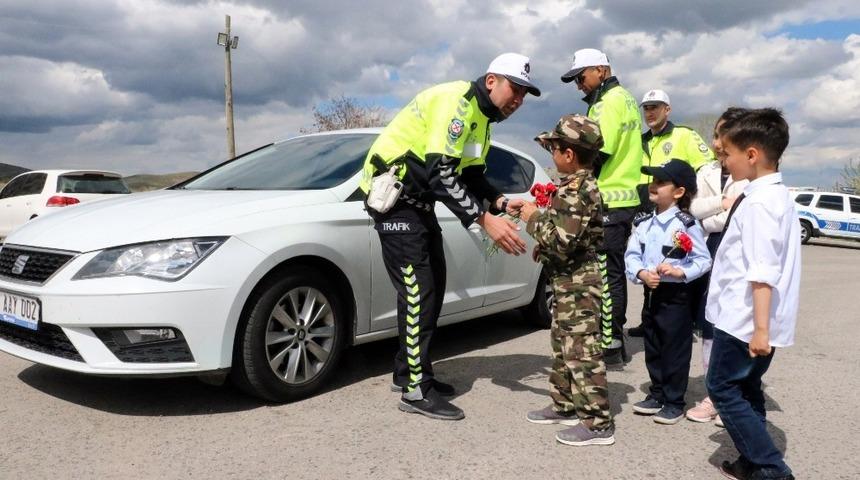 Minik &ouml;ğrencilerden trafik ekiplerine s&uuml;rpriz ziyaret