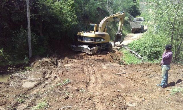 Alaşehir’in kırsal mahallelerinde yol çalışması