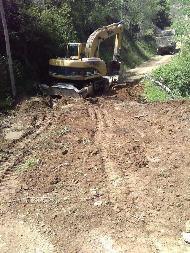 Alaşehir’in kırsal mahallelerinde yol çalışması