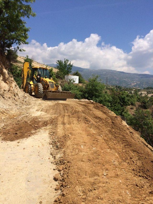 Alaşehir’in kırsal mahallelerinde yol çalışması