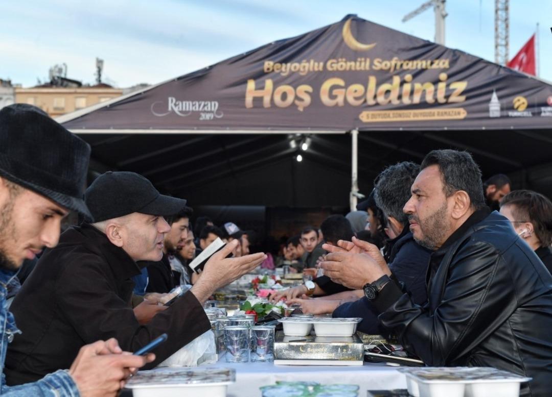 Binlerce kişi Taksim&rsquo;de kurulan iftar sofralarında buluştu