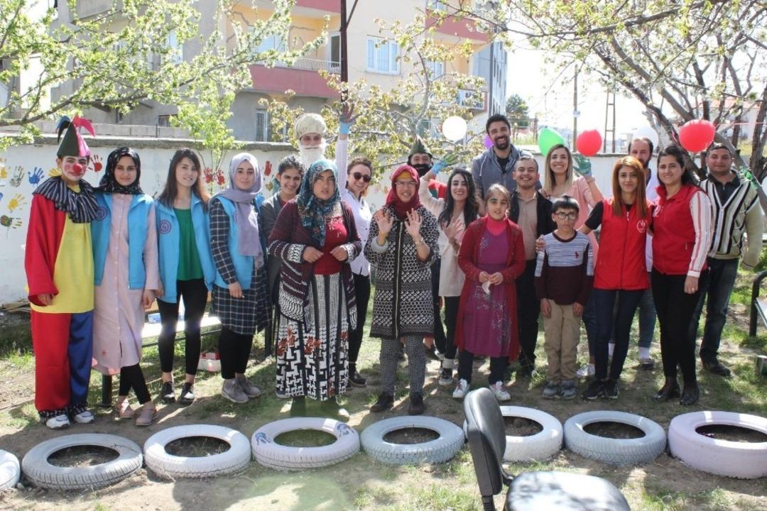 &Ouml;zel &ouml;ğrenciler &ldquo;Mutlu &Ccedil;arşamba&rdquo;yla eğlendiler