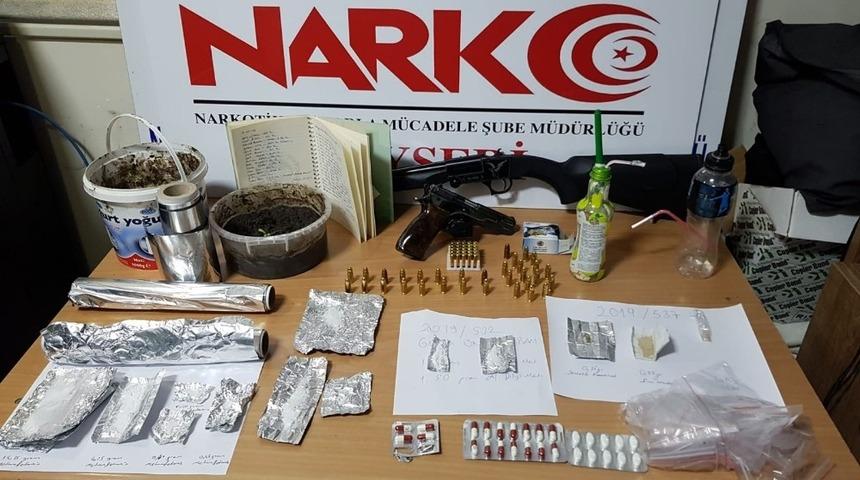 Uyuşturucu tacirlerine şafak operasyonu: 14 g&ouml;zaltı