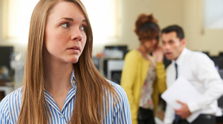 Sosyal fobi nedir? Sosyal fobi belirtileri nelerdir? Sosyal fobi tedavisi nasıl olur? 