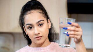 Suya alerjisi olan kız görenleri şoke ediyor!