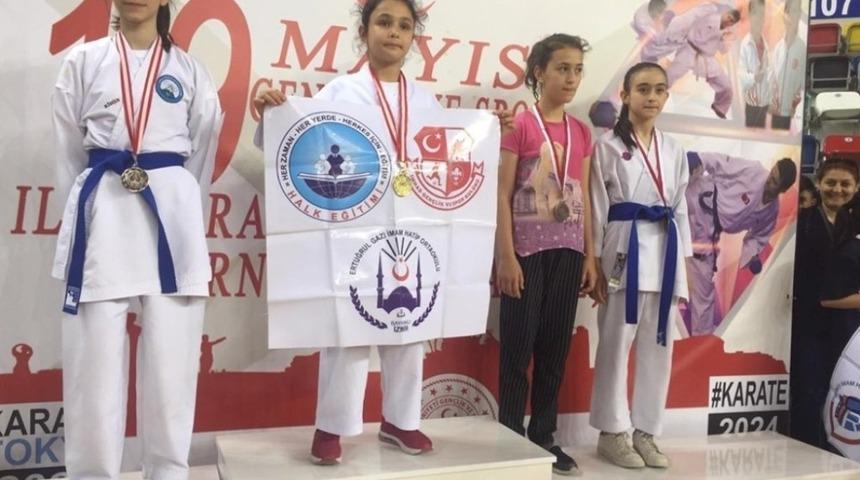 Nil&uuml;ferli karateciler k&uuml;rs&uuml;de