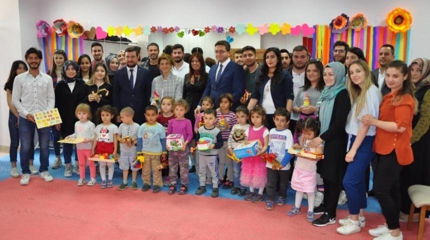 Üniversite öğrencilerinden Oyuncak Kütüphanesi’ne bağış