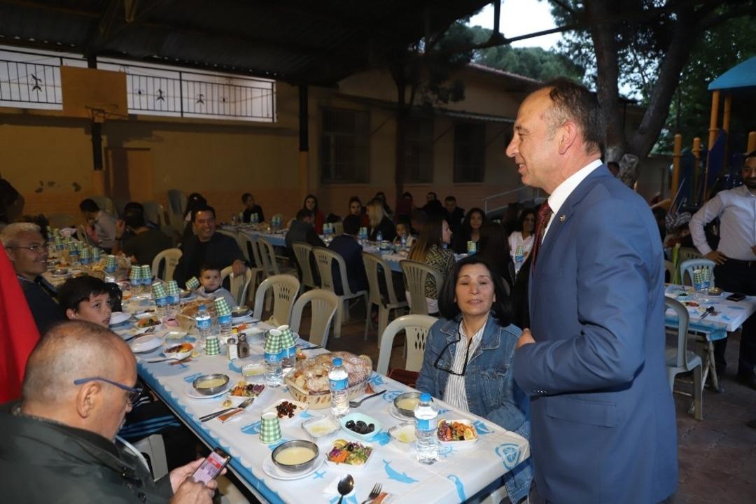 Başkan Akın &ouml;zel &ouml;ğrencilerle buluştu