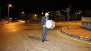 Seçim vaadini tutup tokmağı eline aldı