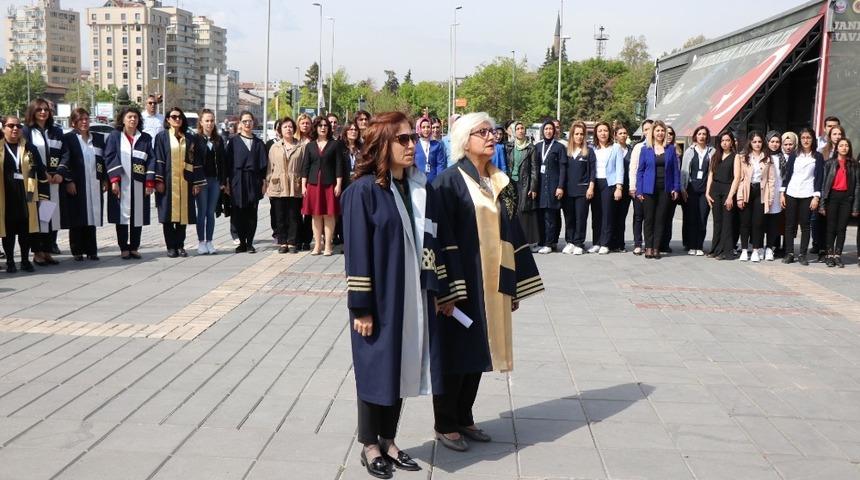 Hemşireler, D&uuml;nya Hemşireler G&uuml;n&uuml;&rsquo;nde sıkıntılarını dile getirdi