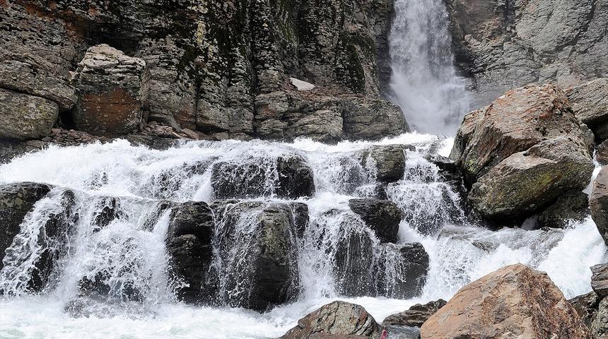 Kar sularıyla coşan Çır Şelalesinde görsel şölen