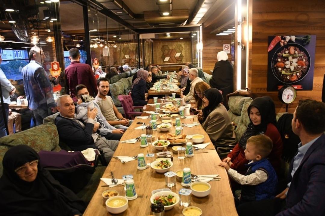 İneg&ouml;l&rsquo;de şehit ve gazi aileleri iftarda buluştu