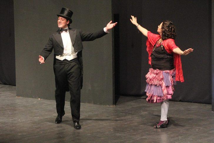 Seyirci kahkahasından oyun durdu G1