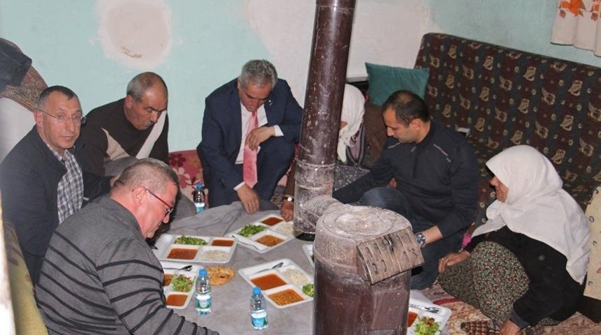 Protokol &uuml;yeleri yer sofrasında