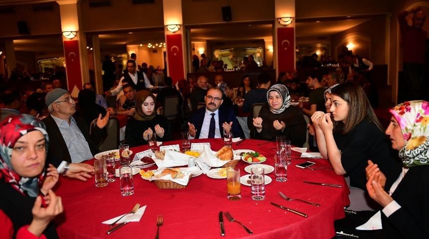 Şehit aileleri ve gazilerle iftarda buluştular