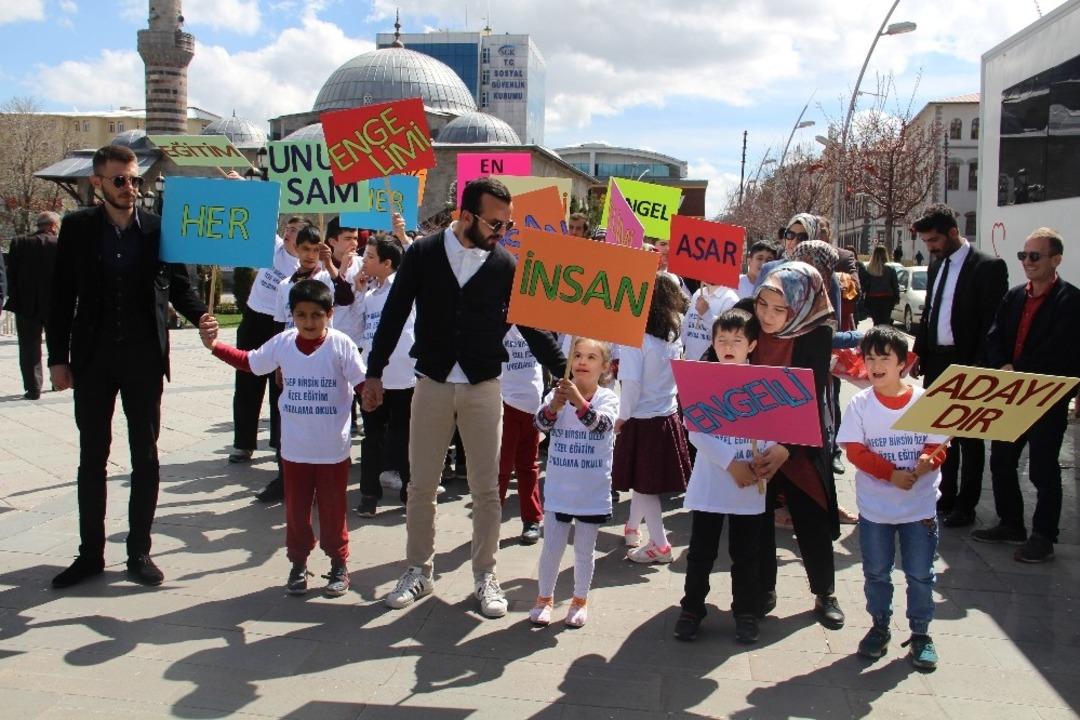 Caddeyi trafiğe kapatıp engelliler i&ccedil;in y&uuml;r&uuml;d&uuml;ler