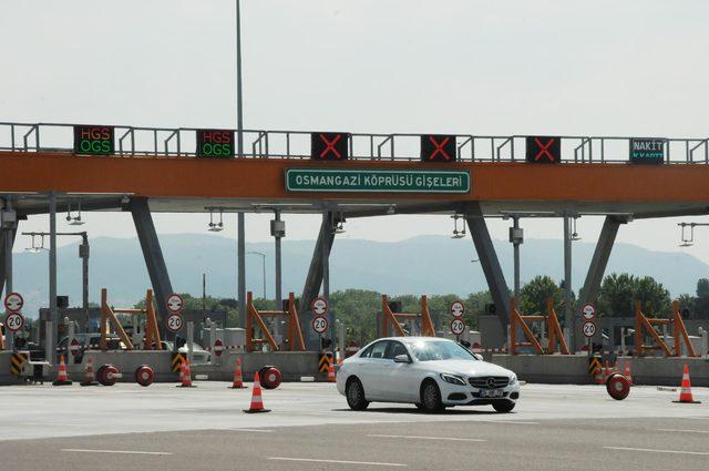 Osmangazi Köprüsü’nde sürücülere 5 bin fidan dağıtıldı